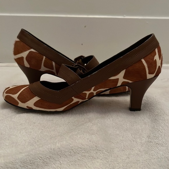 Faux giraffe Mary Jane pumps. Excellent condition. Size 7.5 - Picture 6 of 8